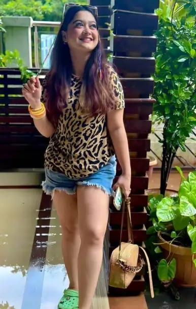 Elegant Noida City Centre Call Girl posing